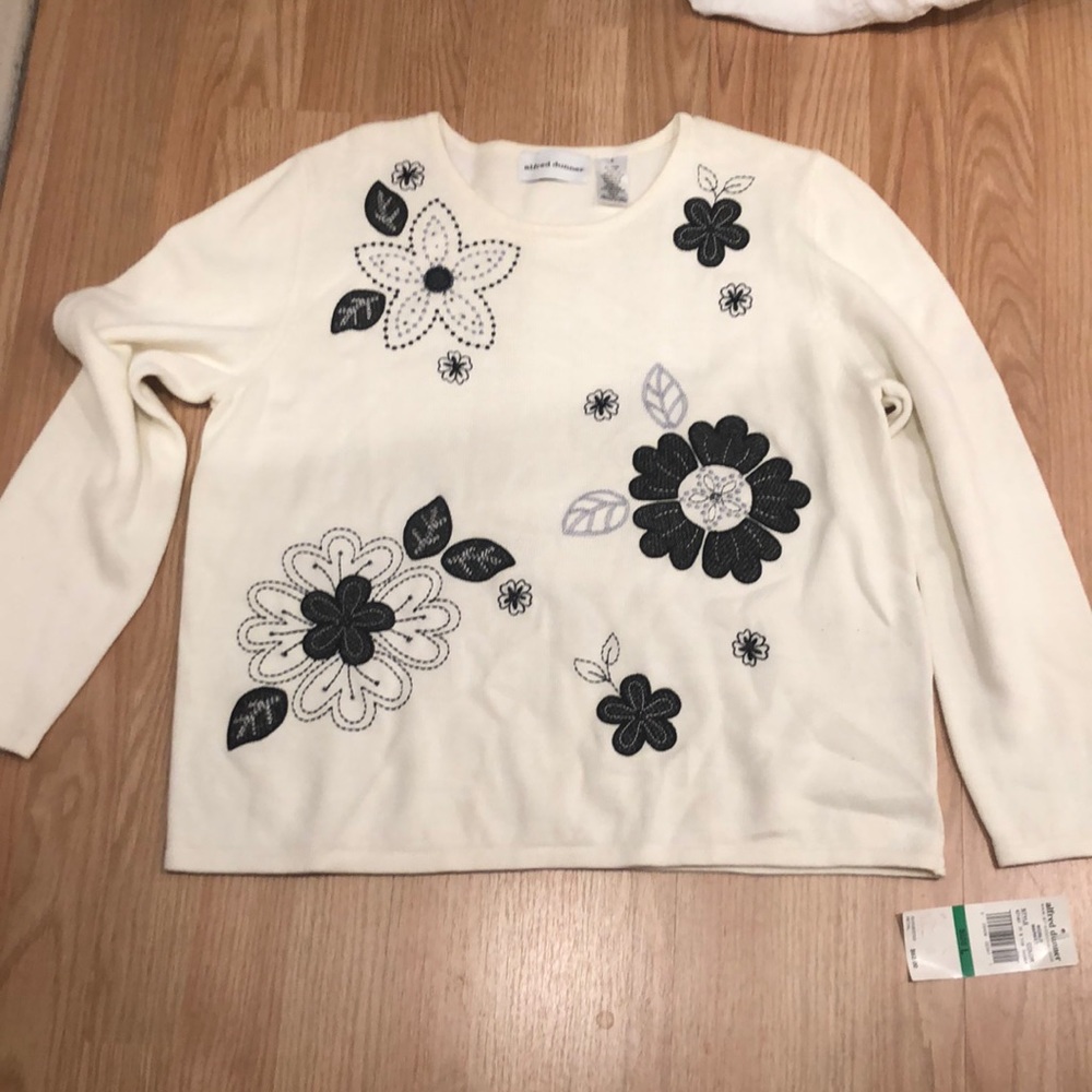 New Women’s Alfred Dunner sweater L